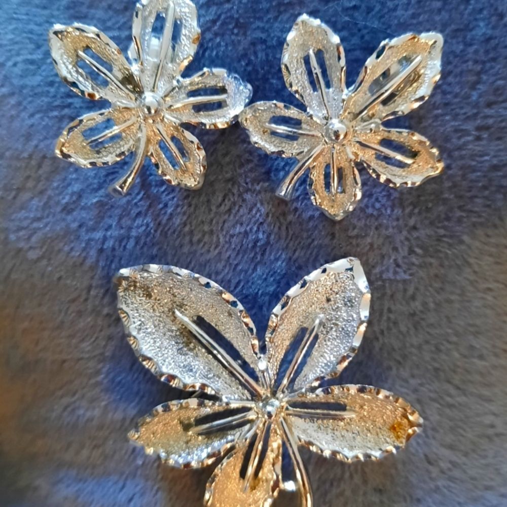 Vintage Sarah Coventry Ivy Brooch with matching earrings